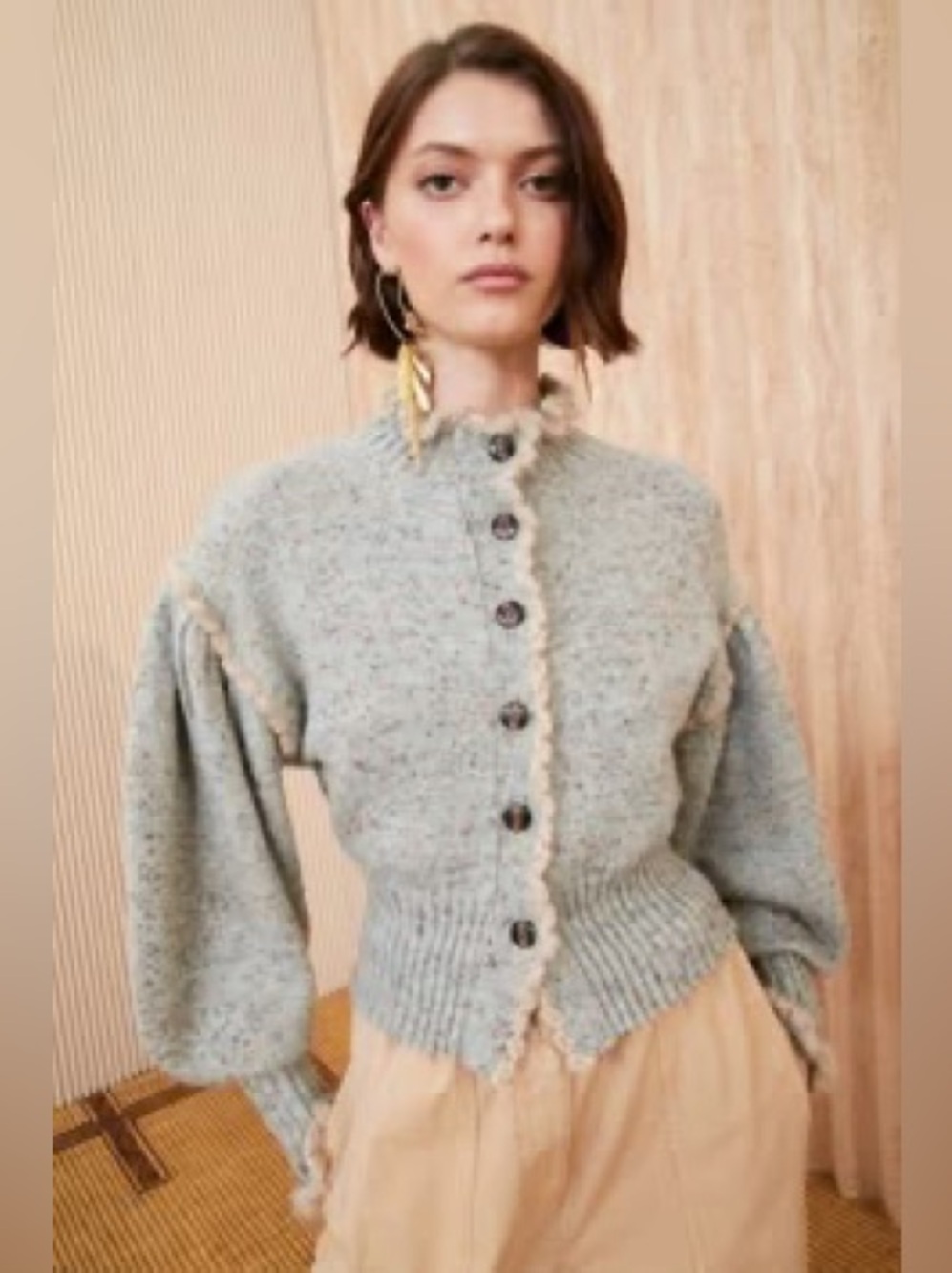 uBalloon sleeves, Long sleeves, Decorative edges, Close-fitting at bottom, Ribbe